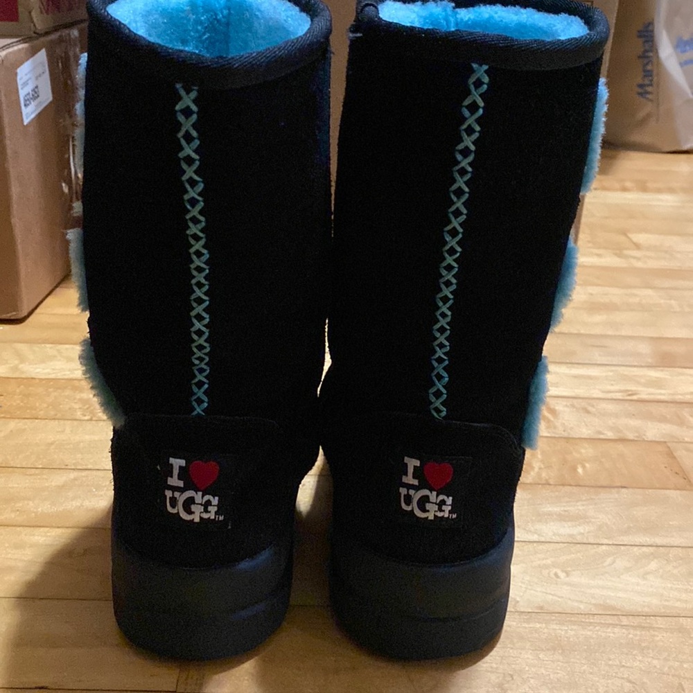 I ❤️ UGG women’s black boot